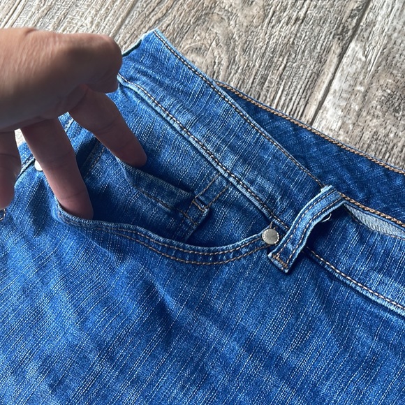 TORRID #FEEL THE FIT DENIM SHORTS, 22 - Picture 5 of 10